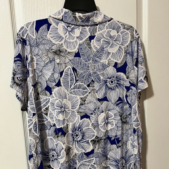 Weekends by Chico Size 3 Casual Blue Hibiscus Flowers Top - Picture 2 of 5
